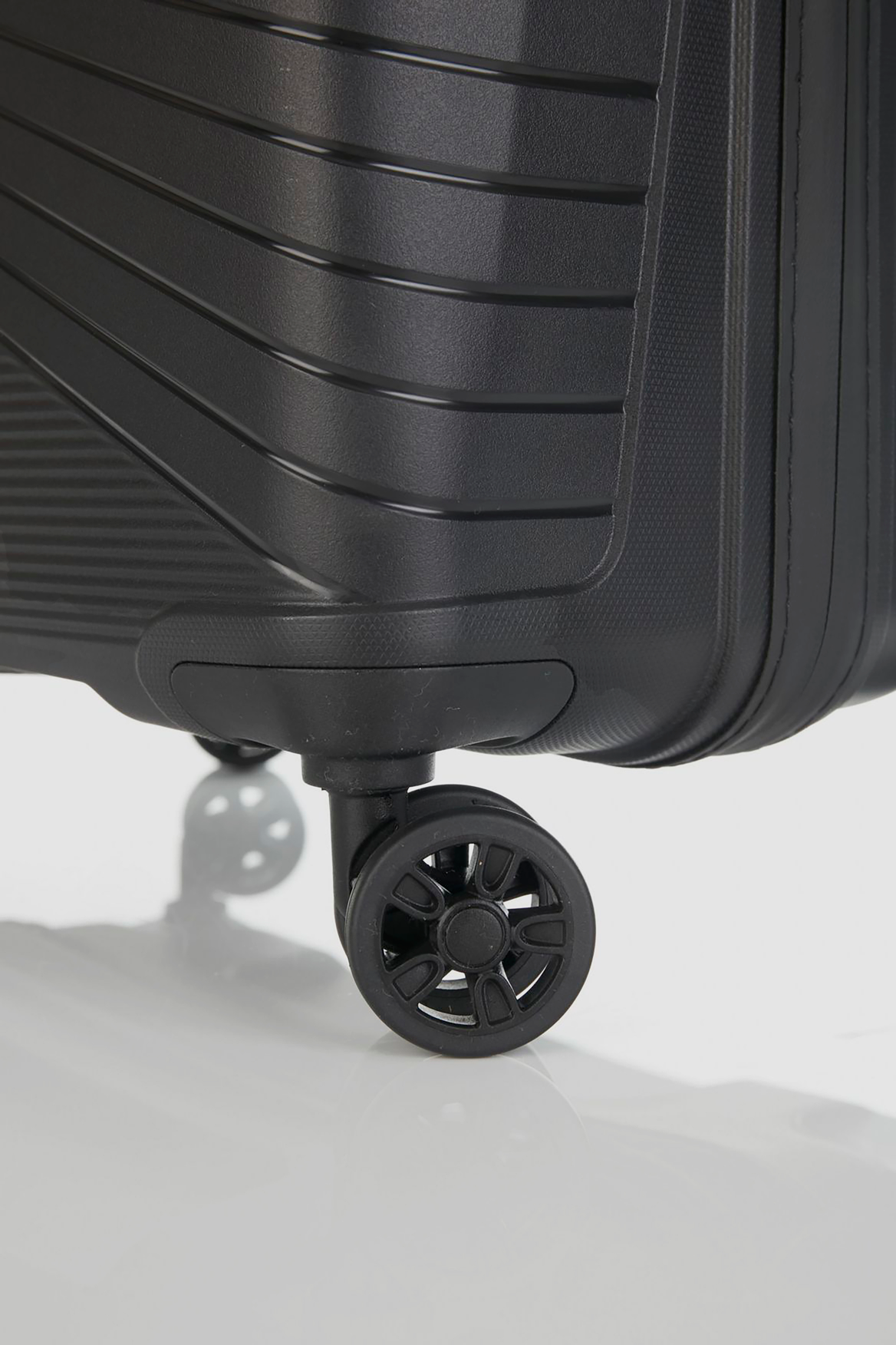 American Tourister Airconic 77cm Case Strandbags Australia